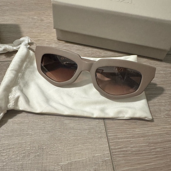 Dezi On Read Sunglasses Bundle - Picture 6 of 6
